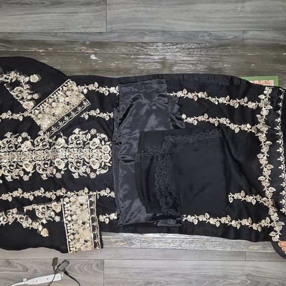 Pakistani 3 piece suit - Picture 7 of 8